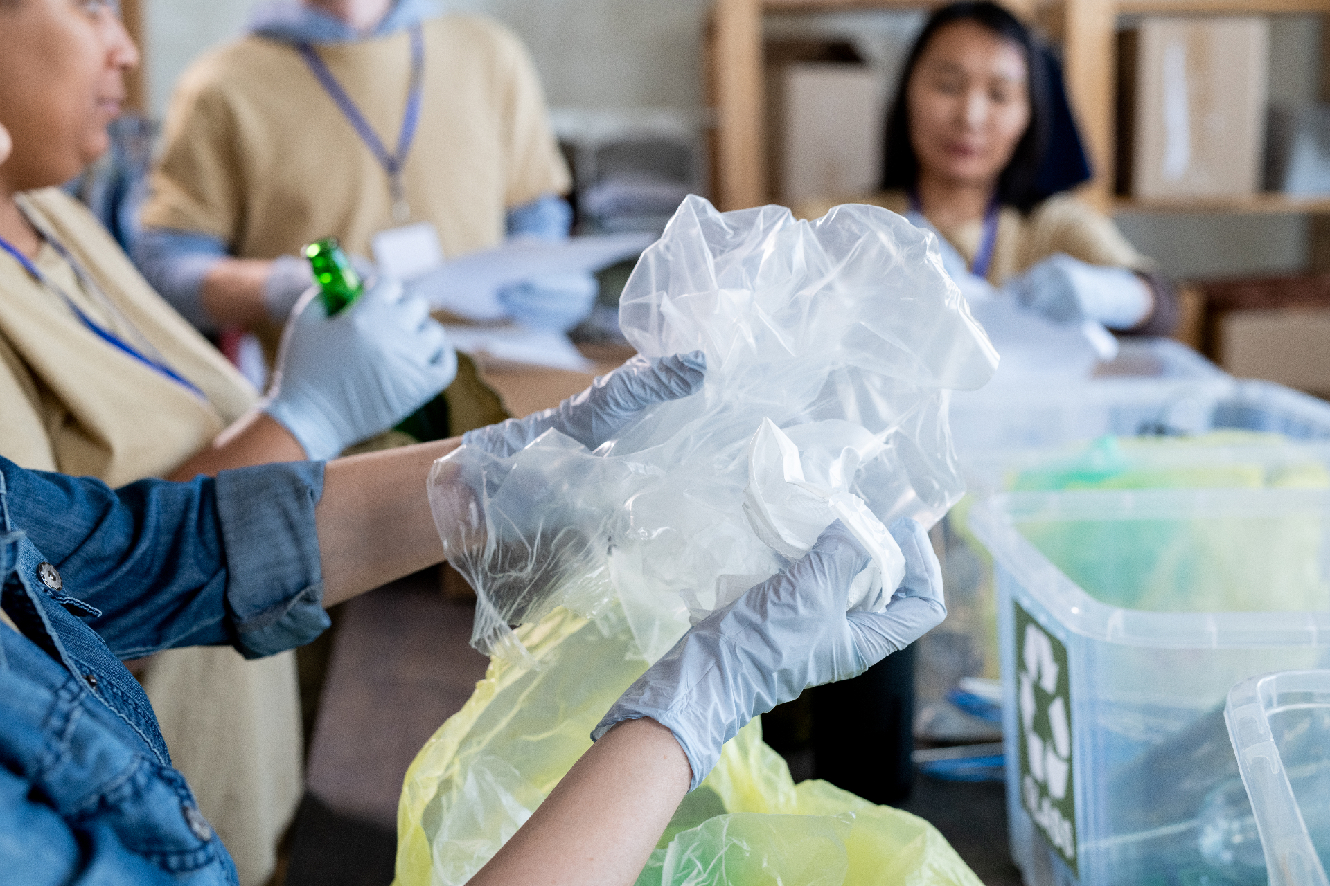 Équipe triant et valorisant les déchets en entreprise